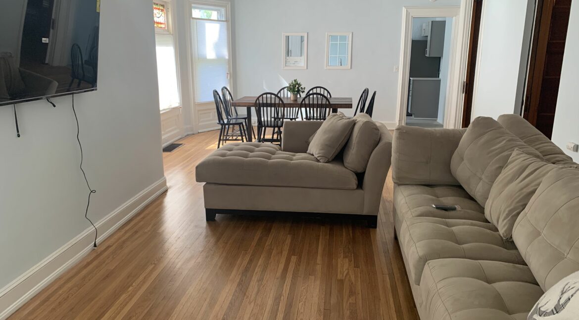 40R 1F living room